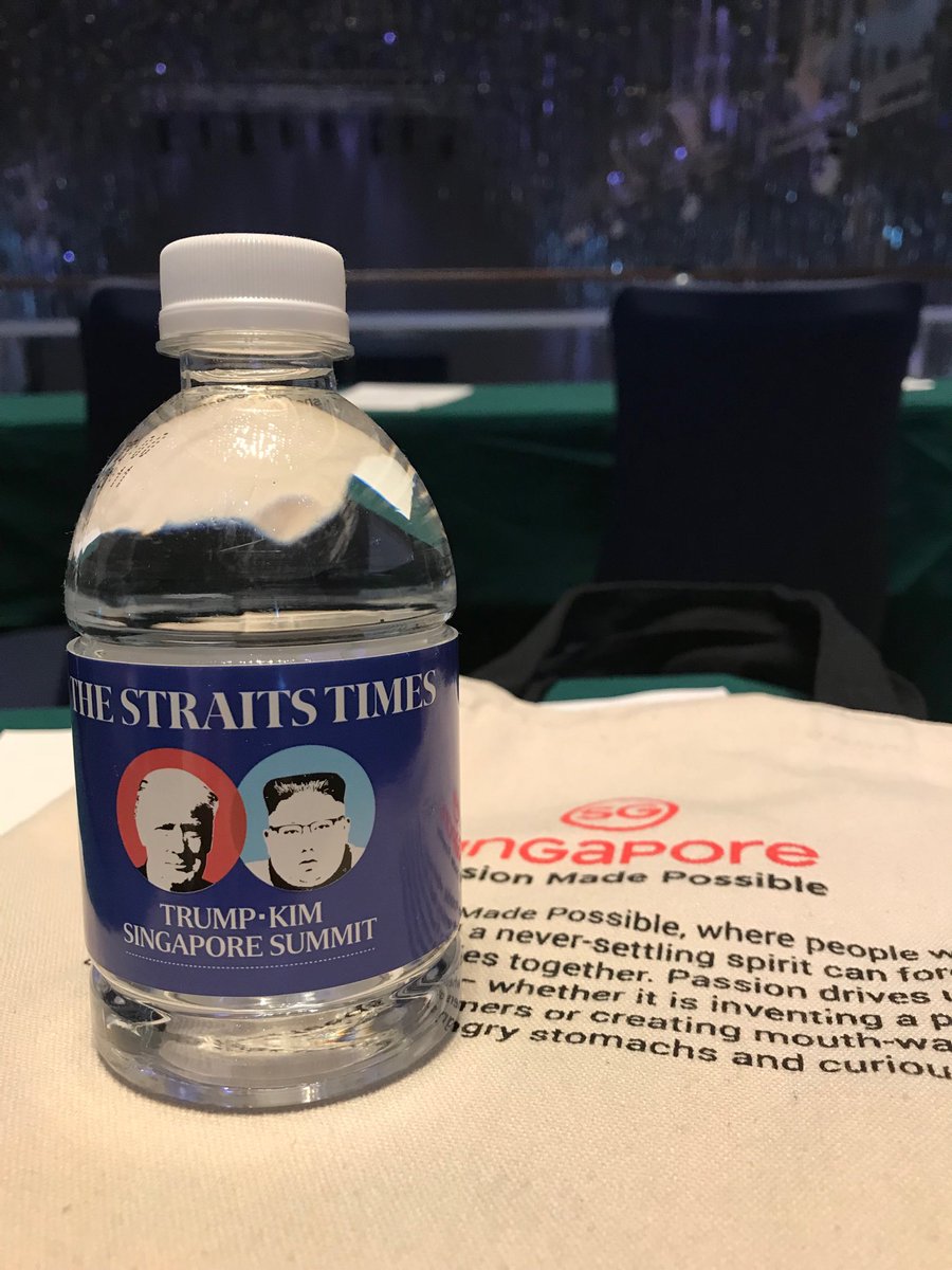 johnrobertsFox's tweet photo. A little memento from the Singapore summit https://t.co/5ETOO3y1p0