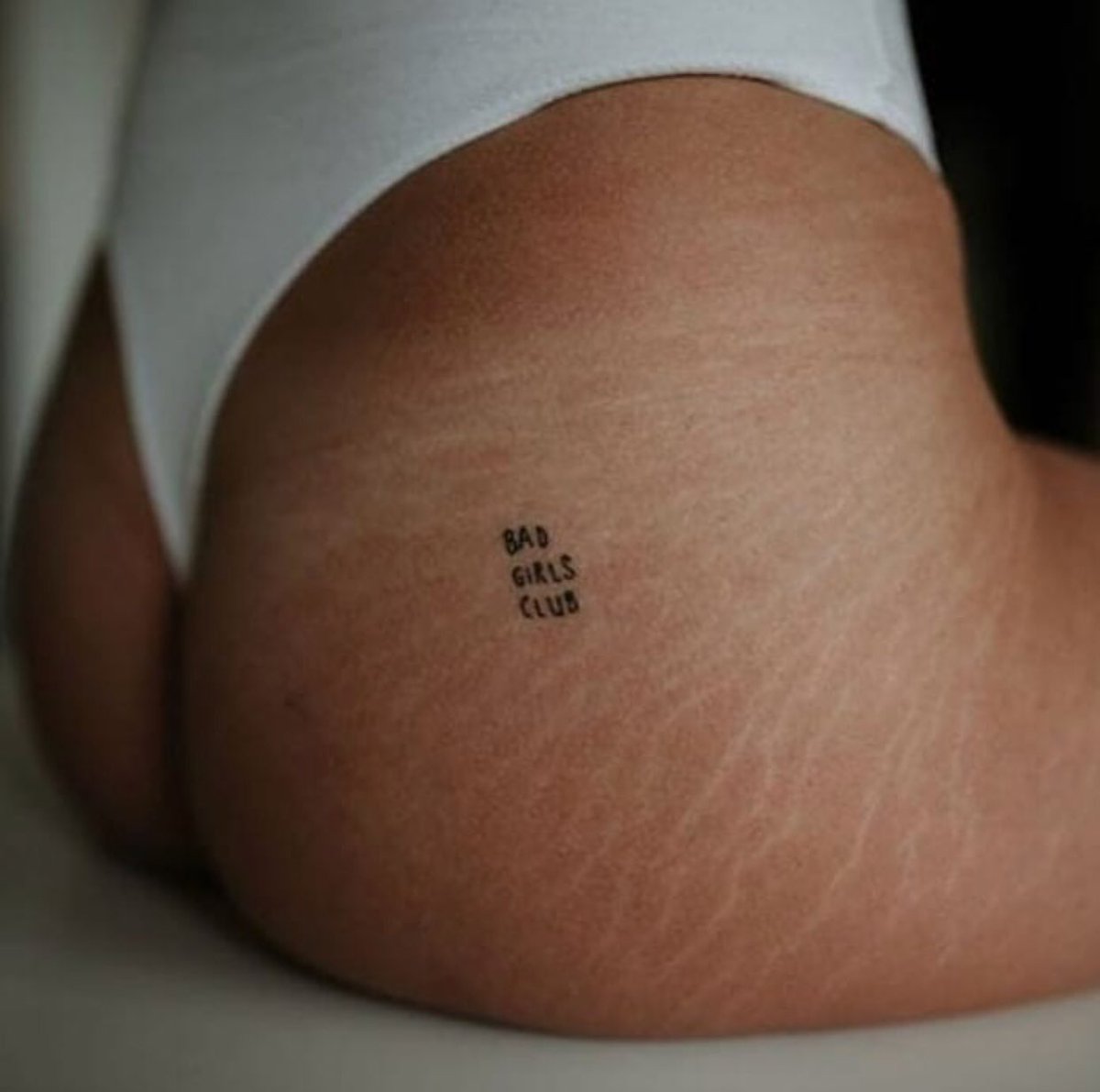 татуировки на жопе у женщин фото 98