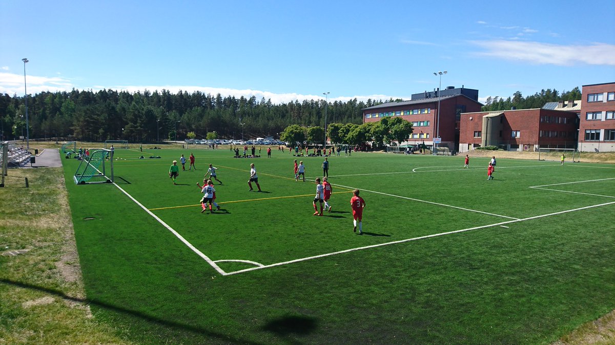 Järjestettiin eilen miniliiga aika täydellisissä olosuhteissa Nummelan uimahallin tekonurmella. Kiitos EPS, GrIFK, Kasiysi ja Honka vierailusta. Tasaisia pelejä, mutta meiltä jäivät voitot nyt puuttumaan.