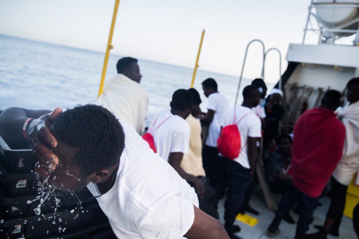 naiaragg's tweet photo. Buenos días desde el #Aquarius Seguimos parados entre Italia y Malta 
📷 @corralfoto
https://t.co/2YHW2QOSF0 https://t.co/SrFzjvx2sG