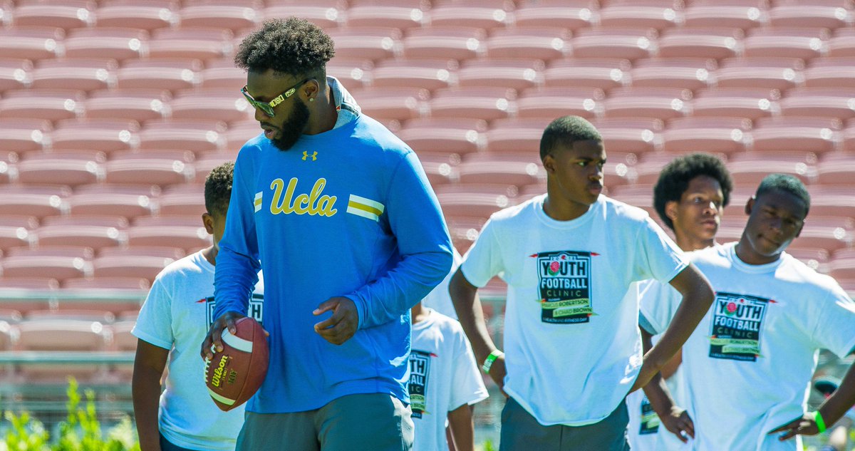 MMMayson's tweet photo. @Pick6Pickett Giving it back to the kids.  #eachoneteachone.  #mykidwastheretoo.  #showingthemboyshowtolistenandwork.  Thank you!! https://t.co/tx8BpPKlvH