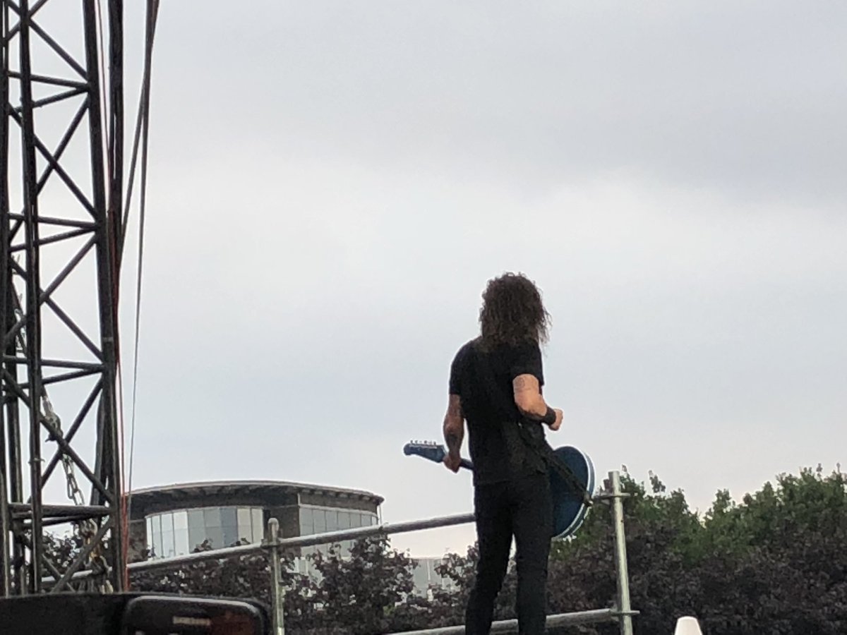 Marion31's tweet image. The moment, when Dave found out, that the people, who are waving at him, are in line for the toilets 😂#FooFightersHamburg @foofighters #awesomeshow #whendoesthefuckingsungodowninGermany?😂🤘😎🎸
