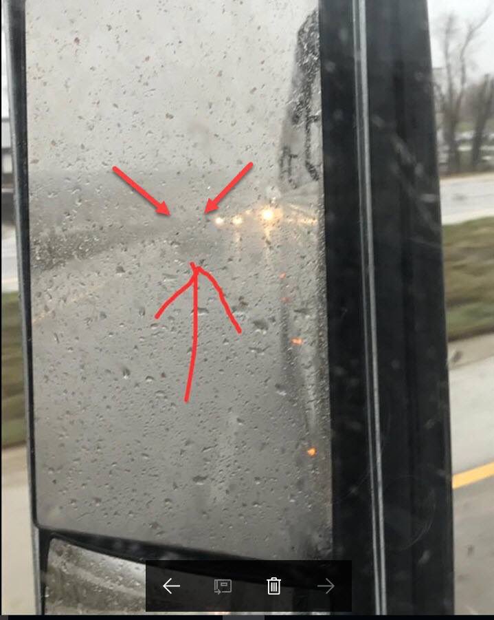 FebryMeuthia's tweet image. Ini kondisi hujan,  penampakan mobil kecil di kaca spion kendaraan besar, tapi di jalan tol fungsional yg banyak debu,  aku pikir relevan juga.  Hidupin lampu besar akan lebih aman #tipsmudik #safetydriving