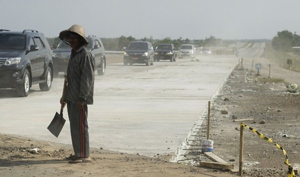 FebryMeuthia's tweet image. Ini kondisi hujan,  penampakan mobil kecil di kaca spion kendaraan besar, tapi di jalan tol fungsional yg banyak debu,  aku pikir relevan juga.  Hidupin lampu besar akan lebih aman #tipsmudik #safetydriving