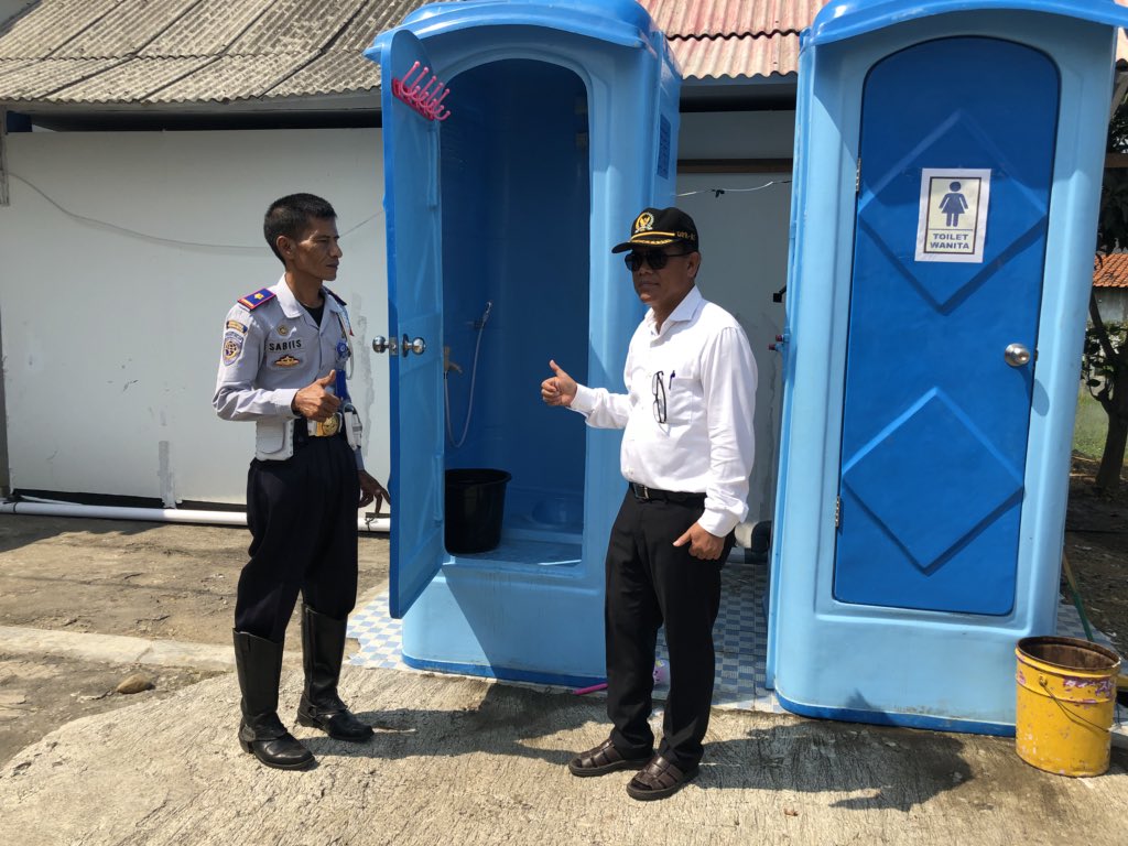 umarhadi_yoseph's tweet photo. Fasilitas toilet dan kamar mandi mana yg disiapkan di rest area losarang jembatan timbang, lengkap, dgn makan dan minim gratis dan ruangan ac. Sukses selalu.. https://t.co/Q51F1hbIc4