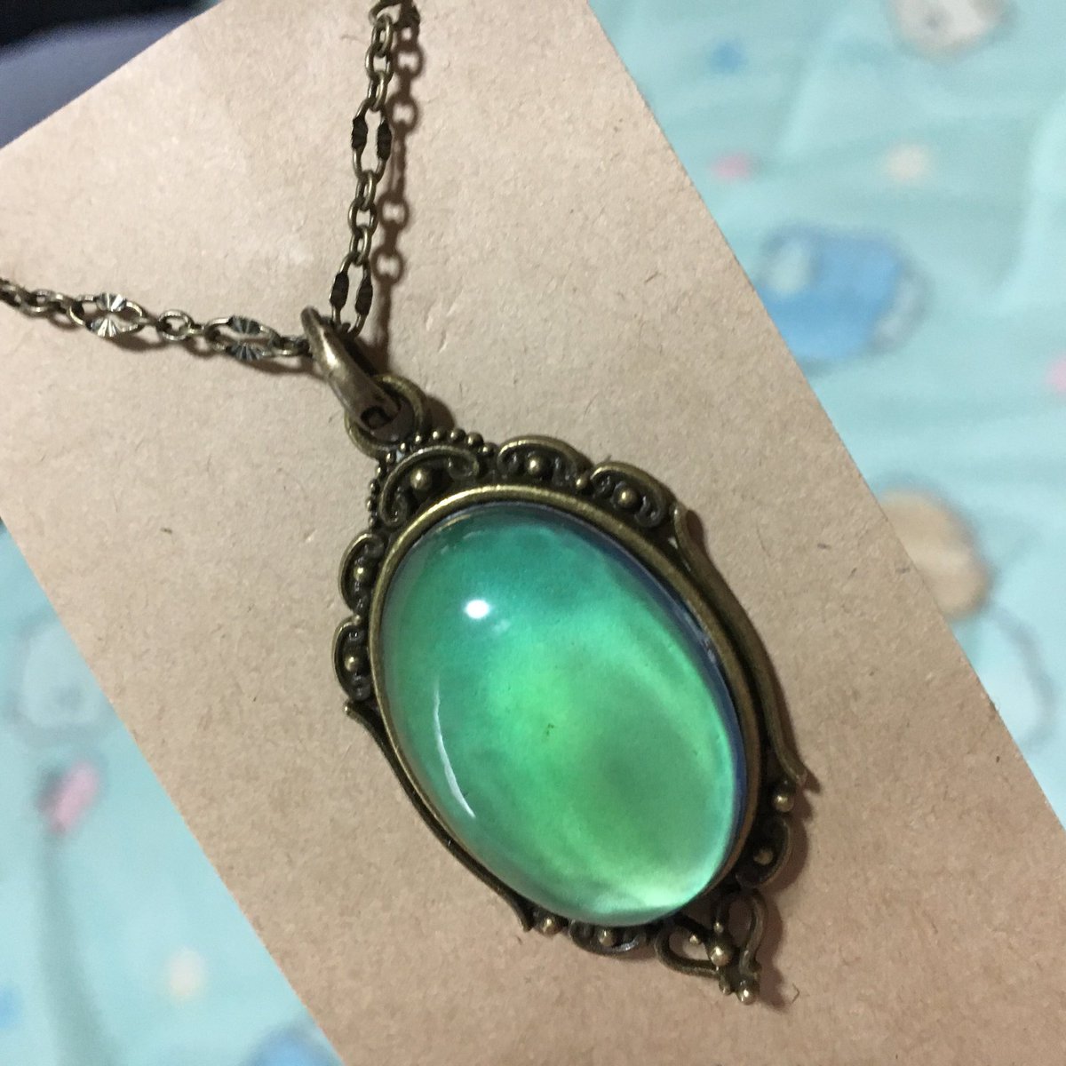 爆発電波 温度で色が変わる不思議なネックレスを買ったので 自慢 手で暖めるだけでみるみる色が変わって面白いです