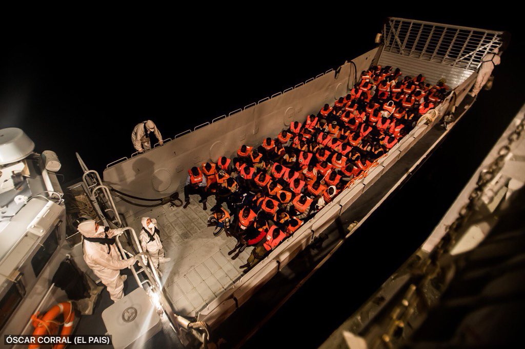 corralfoto's tweet photo. Fotos. Así fue el rescate y trasferencia al #Aquarius de los 629 migrantes la noche del sábado al domingo que ahora no permiten desembarcar Salvini. https://t.co/o6TKssSjdZ