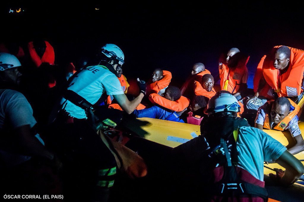 corralfoto's tweet photo. Fotos. Así fue el rescate y trasferencia al #Aquarius de los 629 migrantes la noche del sábado al domingo que ahora no permiten desembarcar Salvini. https://t.co/o6TKssSjdZ