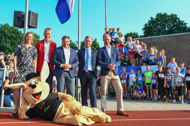 Atletiekunie slaat handen ineen voor rookvrije sportaccommodaties! Doel is rookvrij opgroeien vanzelfsprekend te maken. De sportvereniging is een belangrijke omgeving in het leven van opgroeiende kinderen. <a href="/rookvrijegen/">Rookvrije Generatie</a> <a href="/Hartstichting/">Hartstichting</a> bit.ly/2Jw2hCD