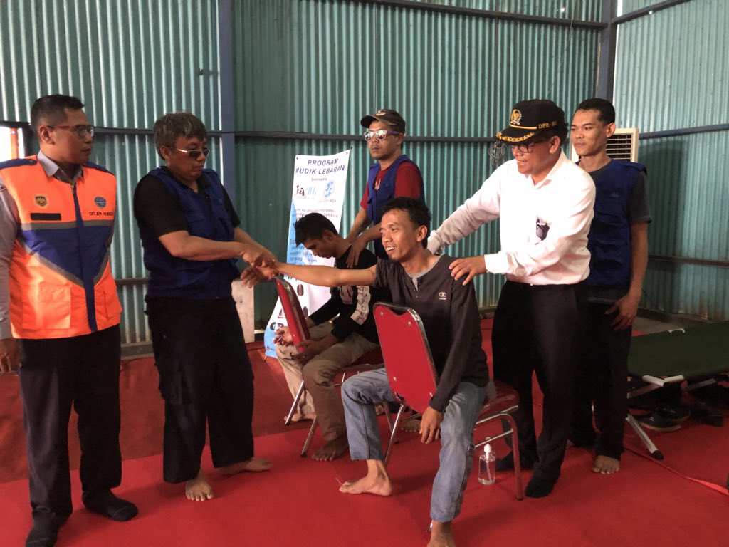 umarhadi_yoseph's tweet photo. Fasilitas pijet untuk pemudik si jembatan timbang losarang https://t.co/PKsv8rZFPP