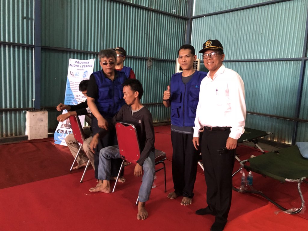 umarhadi_yoseph's tweet photo. Fasilitas pijet untuk pemudik si jembatan timbang losarang https://t.co/PKsv8rZFPP