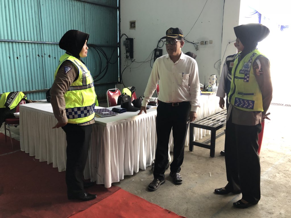 umarhadi_yoseph's tweet photo. Fasilitas pijet untuk pemudik si jembatan timbang losarang https://t.co/PKsv8rZFPP