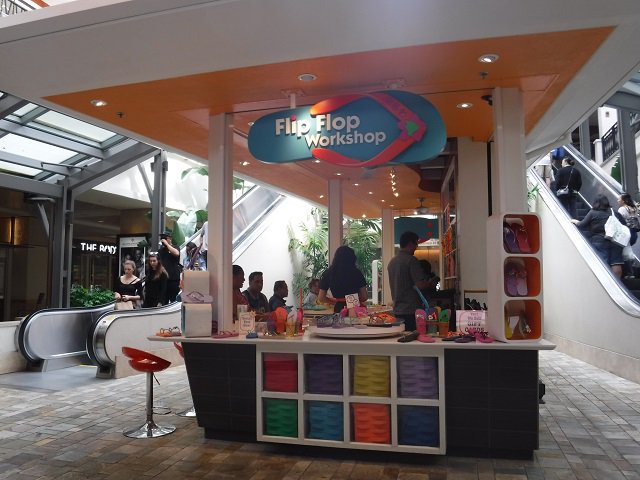 goldenagetravel's tweet photo. Had a great time walking around & shopping at the @AlaMoanaCenter #Waikiki. Really liked the #FlipFlopWorkshop store. https://t.co/wPIJm0AVTC Read my post to learn more about this amazing #shopping center. #flipflop #hawaii #honolulu #sandals #alamoana #oahu #diy #HawaiiShopping https://t.co/HSO3NQuOhs