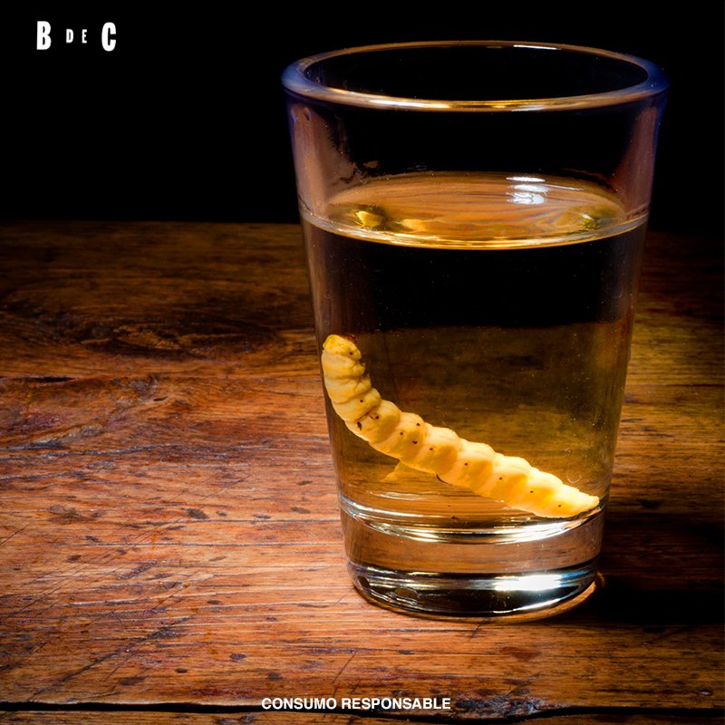 ¿Sabías que la costumbre de agregar un gusano de maguey al mezcal surgió únicamente para diferenciarlo del tequila? 🐛😮