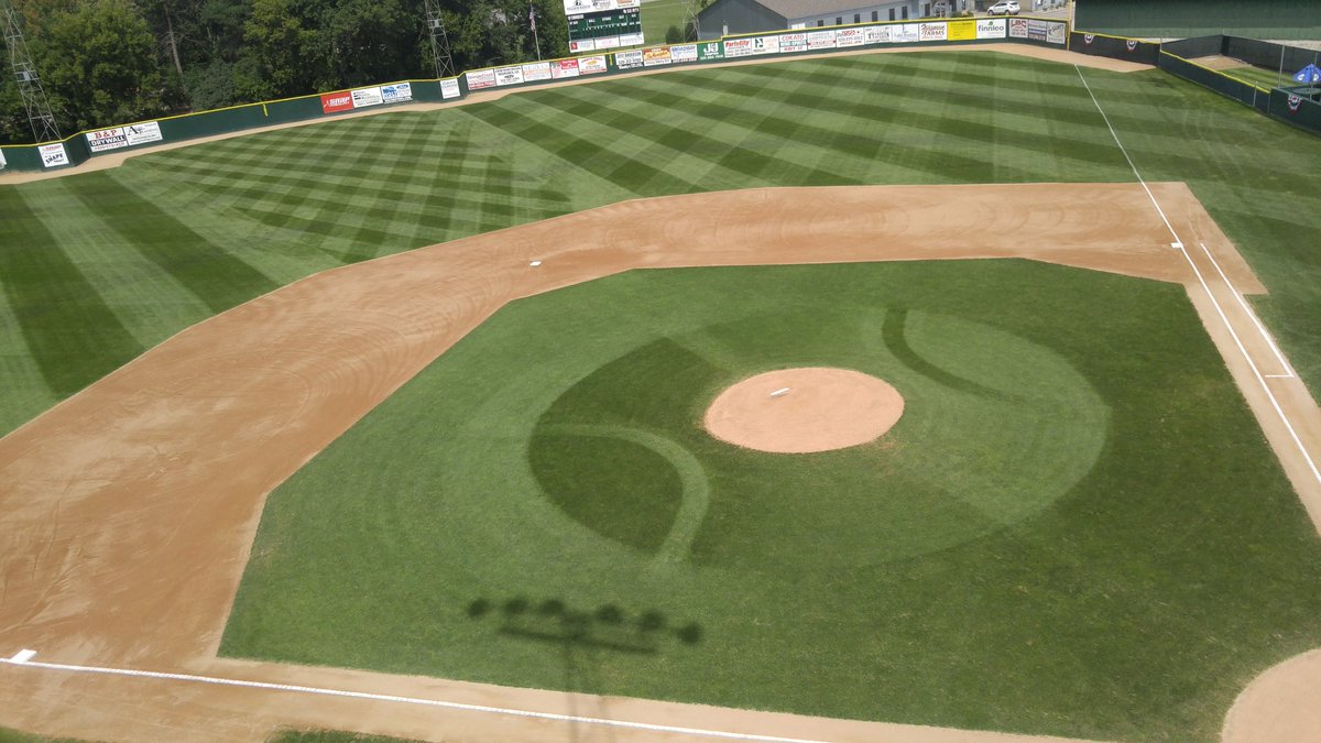 ColeFlick21's tweet image. I goof around with mowing patterns, but there is something very satisfying about the clean simple lines cut today.