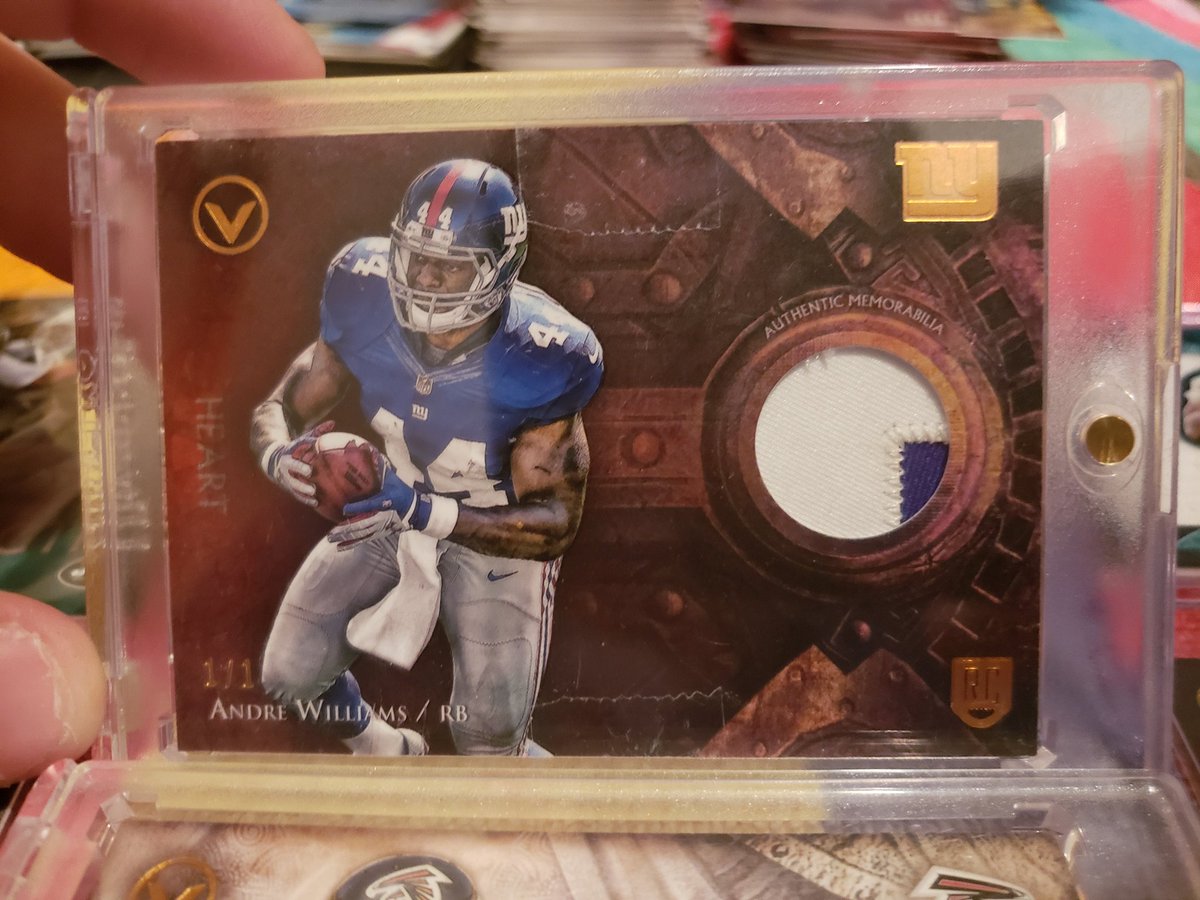 footballcrdonly's tweet photo. Oh SNAP! What a box of Valor at #SmokeBreaks tonight! Congrats @thachamp48 on the double Dip! Freeman RPA and RC auto! And @JayrCards with the 1/1 William's tho!!!!!! 😍 My goodness gracious 😤 @CrattyPatty25 https://t.co/NgpTkjHdRg