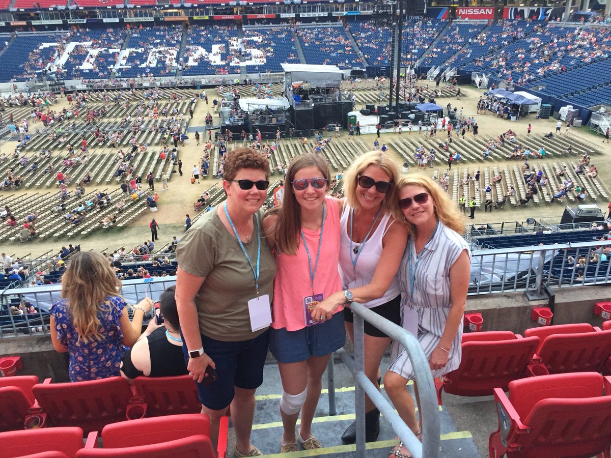 pamelagallus's tweet photo. #cmafest19 https://t.co/998CIUsRQm
