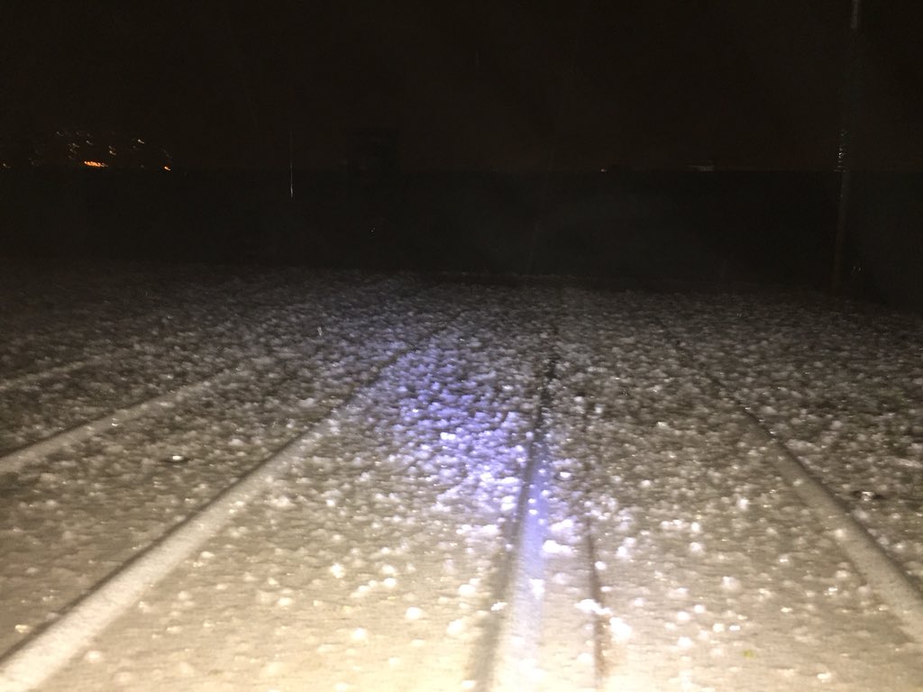 NickoMeteo's tweet photo. AHORA VIÑA DEL MAR |  ❄️⛈ Impresionante caida de granizos a esta hora, todo esto acompañado de fuerte tormenta electrica ocasional.

@reddeemergencia @MeteoSeba @MeteorologiaZC @sitiodelsuceso @SismoMundial @SismologiaCh @Off_Valpo @QuilpueMeteo https://t.co/vyrtCQhAAO