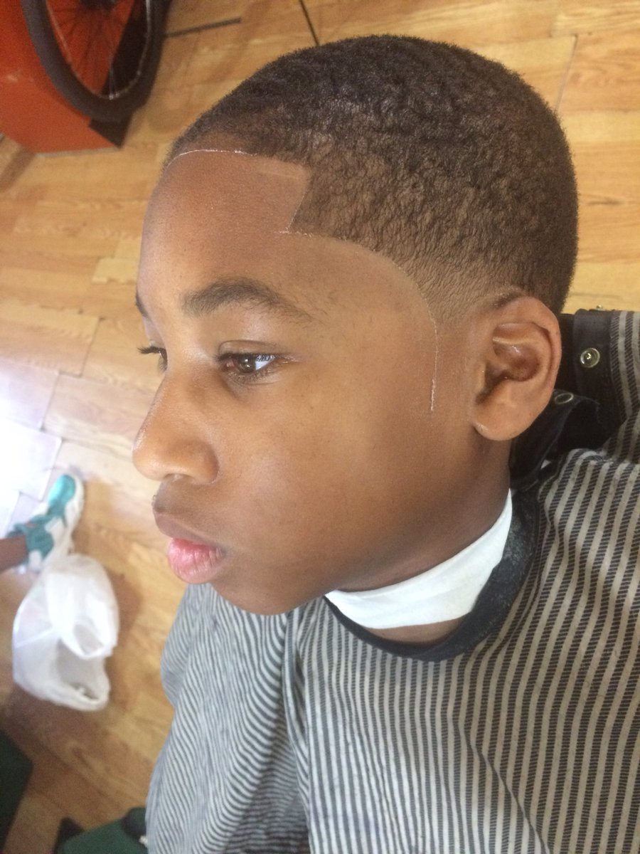 cutsbypeso's tweet photo. I just love the fact this kid is getting waves!!! He been brushing for about 3 weeks now and it’s looking good baby!!! #ExpensiveGlass
#ThePesoExperience https://t.co/yr1c5V3c2i