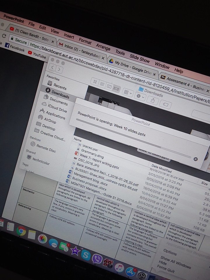 swagieslife's tweet photo. I have an assignment due in 2.5 hours. My laptop froze. It be your own laptop. #mutany https://t.co/ZeyzfZb6qg