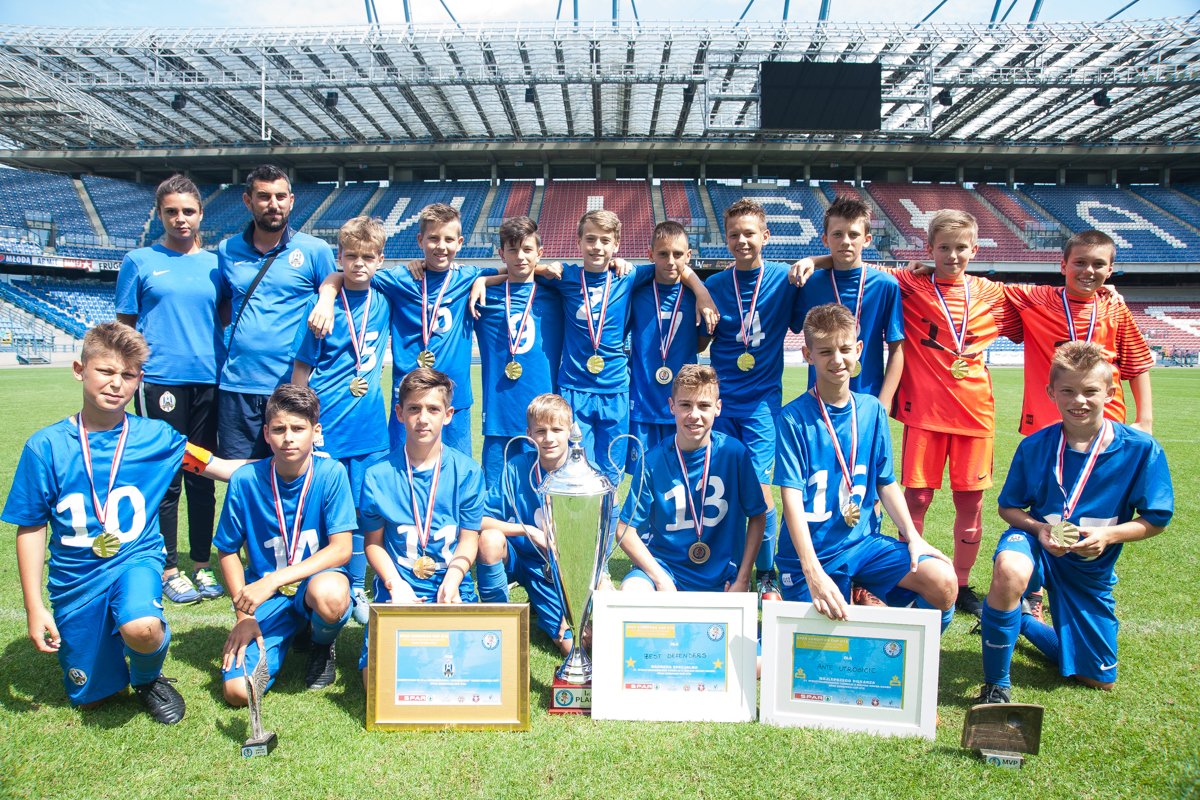 wislackaszkola's tweet photo. 🏆#Grabka2018
🥇@NKLokomotiva
🥈@FCBEscola_Vars
🥉@rksrakow
Obszerna relacja z 31. Turnieju im. Adama Grabki ➡ https://t.co/JCoC0VNzQd https://t.co/4Qhb8dHOZQ