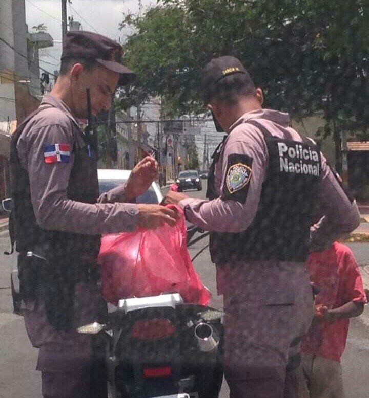 [La Romana] Redes destacan momento en que dos de nuestros patrulleros donan comida a indigentes. Nuestro general Pilarte Feliz mantiene instrucción a la  #CulturaDePaz  y Convivencia. <a href="/PoliciaRD/">Policía Nacional República Dominicana</a>