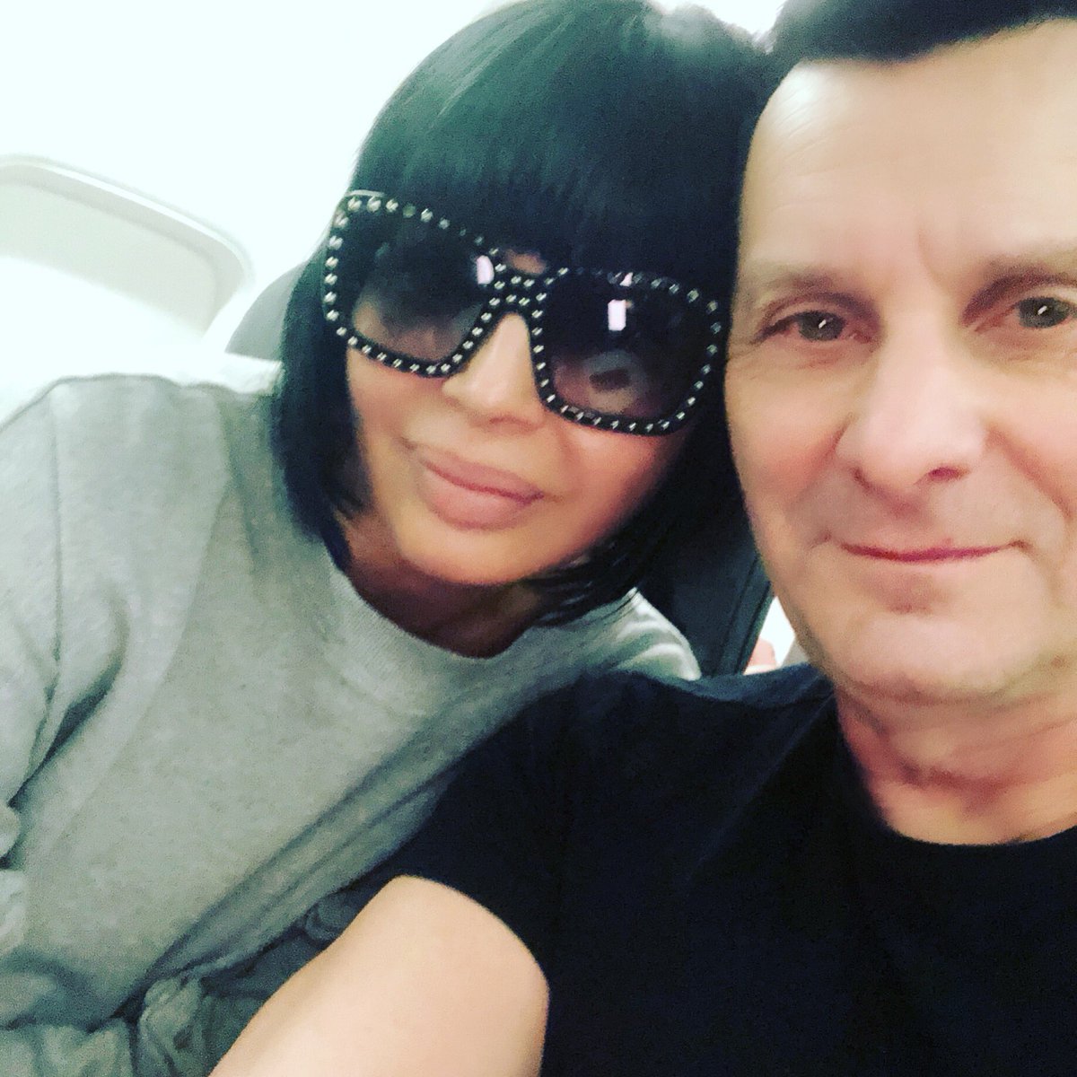 BLOOMMARTA's tweet photo. HOLLYWOOD HERE WE COME!!!! #byebyemiami #southbeach #home #hollywood #reachtv #losangeles #hollywoodontop #flyright #mogulwiththemohawk @ron_bloom #firstladyofreachtv https://t.co/5w0lYttuxG
