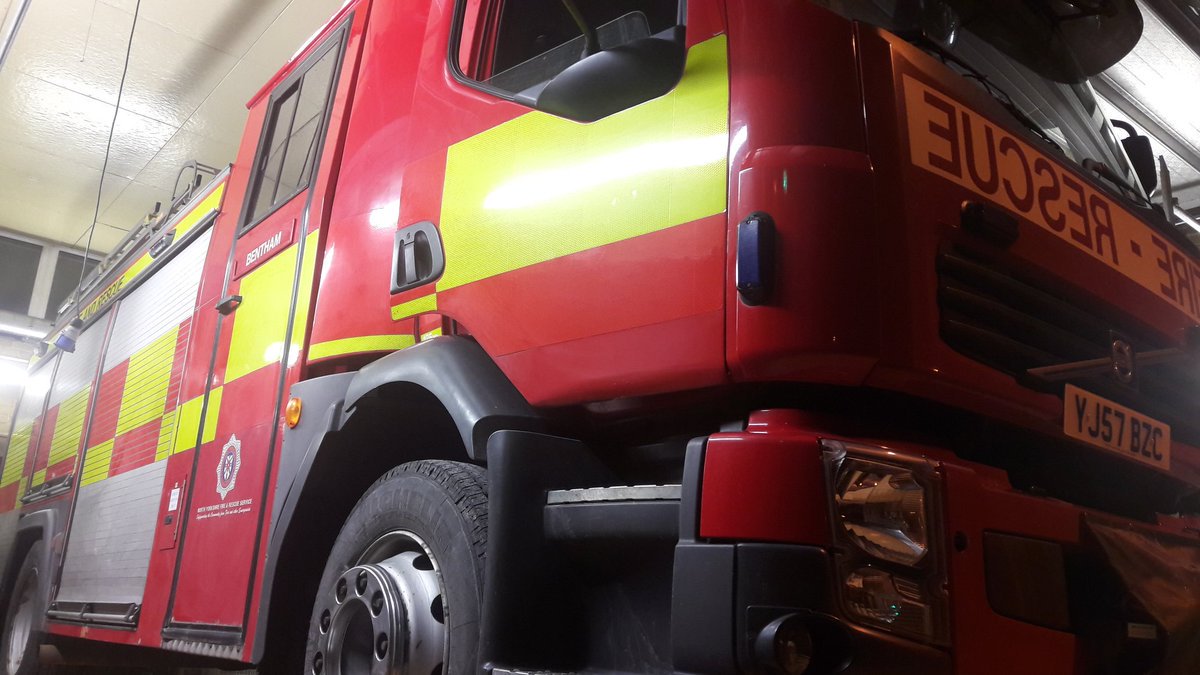 NYFRS_WM's tweet photo. Firefighters from #Bentham &amp; @HornbyFire have extinguished a fire in a bathroom near #Burton overnight using Breathing Apparatus &amp; hose reels. Good night time routine (closing doors) prevents fire spead. 

We provide FREE home fire risk checks &amp; smoke alarms in domestic premises https://t.co/lEn3POlGnT