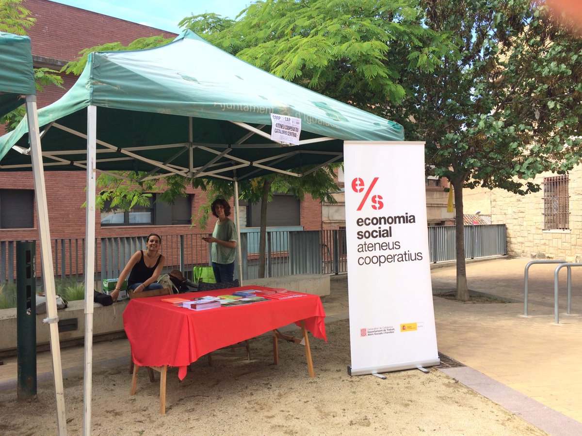 CoopCatCentral's tweet photo. Aquest dissabte vam ser a la fira #CoopDeCap al @barridexauxa d'Igualada. Compartint amb tothom qui va voler els principis de l'economia social i solidària i explicant els serveis que oferim des de l'Ateneu per enfortir-la en el territori. Gràcies a tothom qui s'hi va interessar! https://t.co/7GSkALSKxm