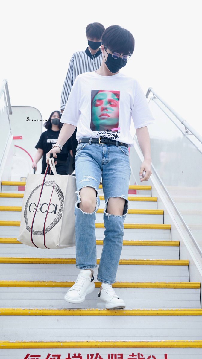ChenLinongTeam's tweet photo. 180611 | #CHENLINONG @ PEK arrival Back from Nanjing.

Cr. OneStepCloser

#ChenLinong @n30201 #NINE
#陈立农 #Ninepercent #陈立農 #百分之九少年 @NINEPERCENT_IC #百分之九 https://t.co/n7VNzJgSW9