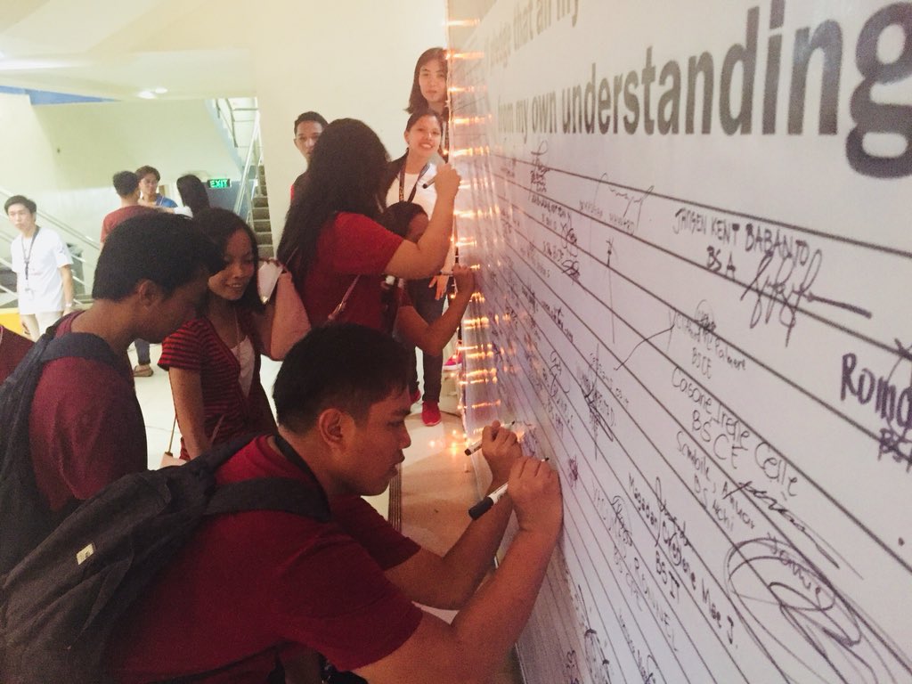 ustposacdo's tweet photo. As we help students develop their competence, we also help them aspire academic integrity.
Freshmen taking a stand and signing the campaign: 
My New School Year's Resolution "I pledge that all my submitted works be a product of my own understanding."
Salamat @ustp_faeso @ustpUDA https://t.co/zPIZjaZLfz