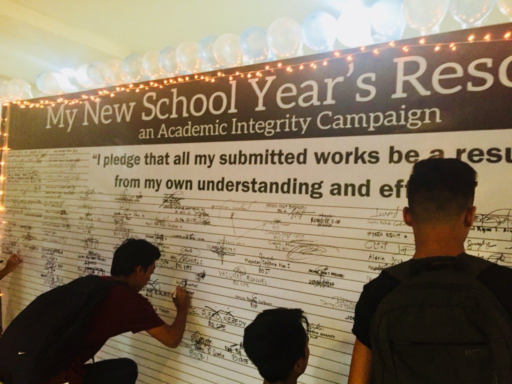 ustposacdo's tweet photo. As we help students develop their competence, we also help them aspire academic integrity.
Freshmen taking a stand and signing the campaign: 
My New School Year's Resolution "I pledge that all my submitted works be a product of my own understanding."
Salamat @ustp_faeso @ustpUDA https://t.co/zPIZjaZLfz