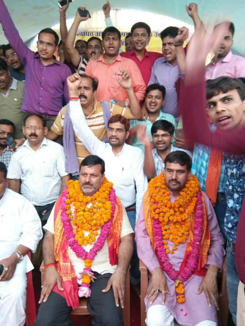 Sandysrinet's tweet photo. @CMOfficeUP @myogiadityanath @PMOIndia  आज प्रांतीय अध्यक्ष एवं कार्यकारी प्रांतीय अध्यक्ष का आमरण अनशन का सातवां दिन है परंतु  सरकार ने अभी तक कोई सुध नहीं ली है, हम 32 विभागों का कार्य करते हैं क्या हमें 2800 ग्रेड पे का अधिकार नहीं है #ग्रामविकासठप https://t.co/QkfcqiwCMO