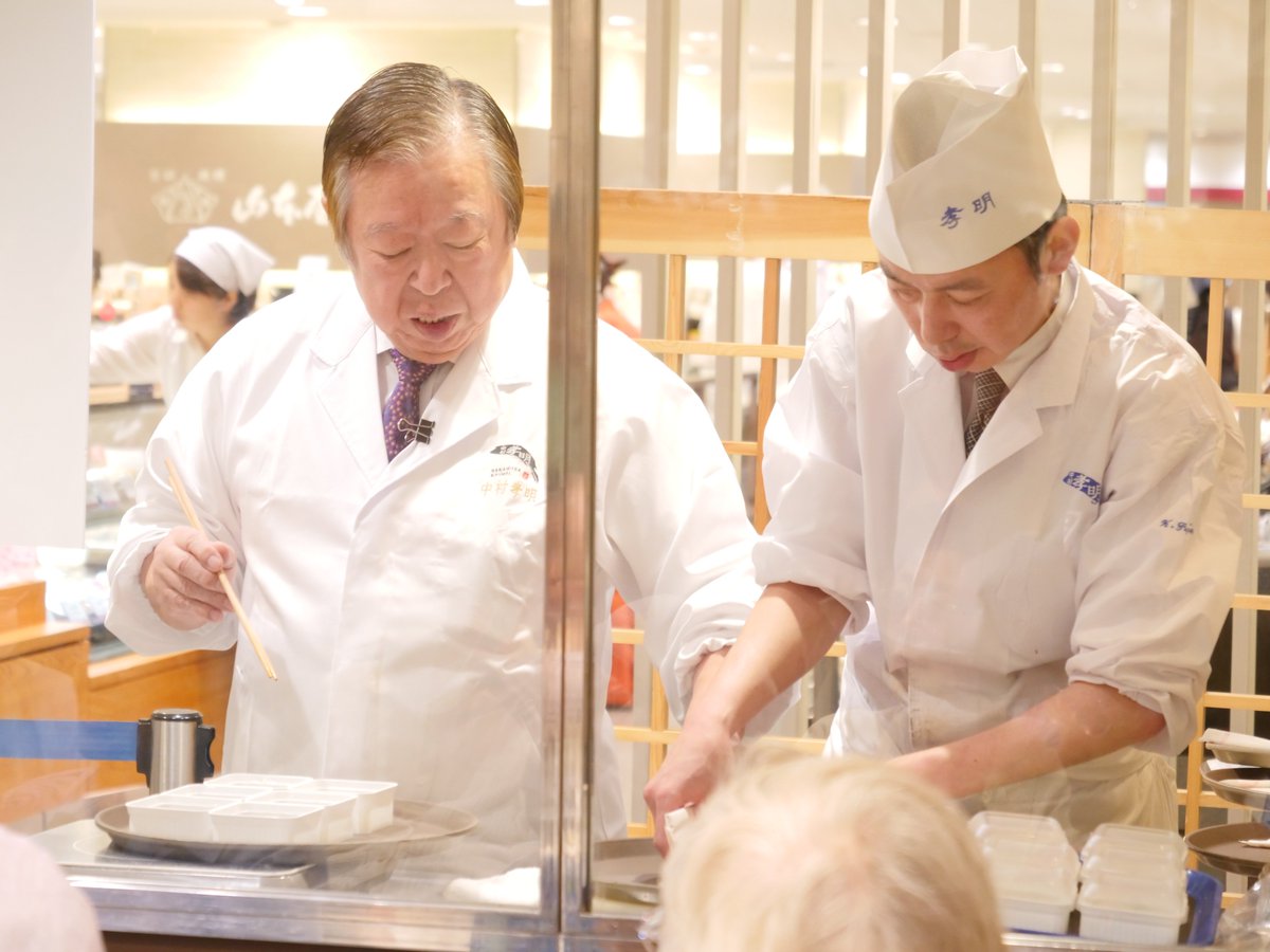 松坂屋名古屋店 和のスペシャリスト 中村孝明氏来店 だし巻き玉子 水菜のおひたし の美味しい作り方を伝授 皆様真剣な眼差しで作り方の説明を受けていました 本日11日と明日12日各日13時 15時 とごちパラ 中村孝明 隣特設会場にて行います