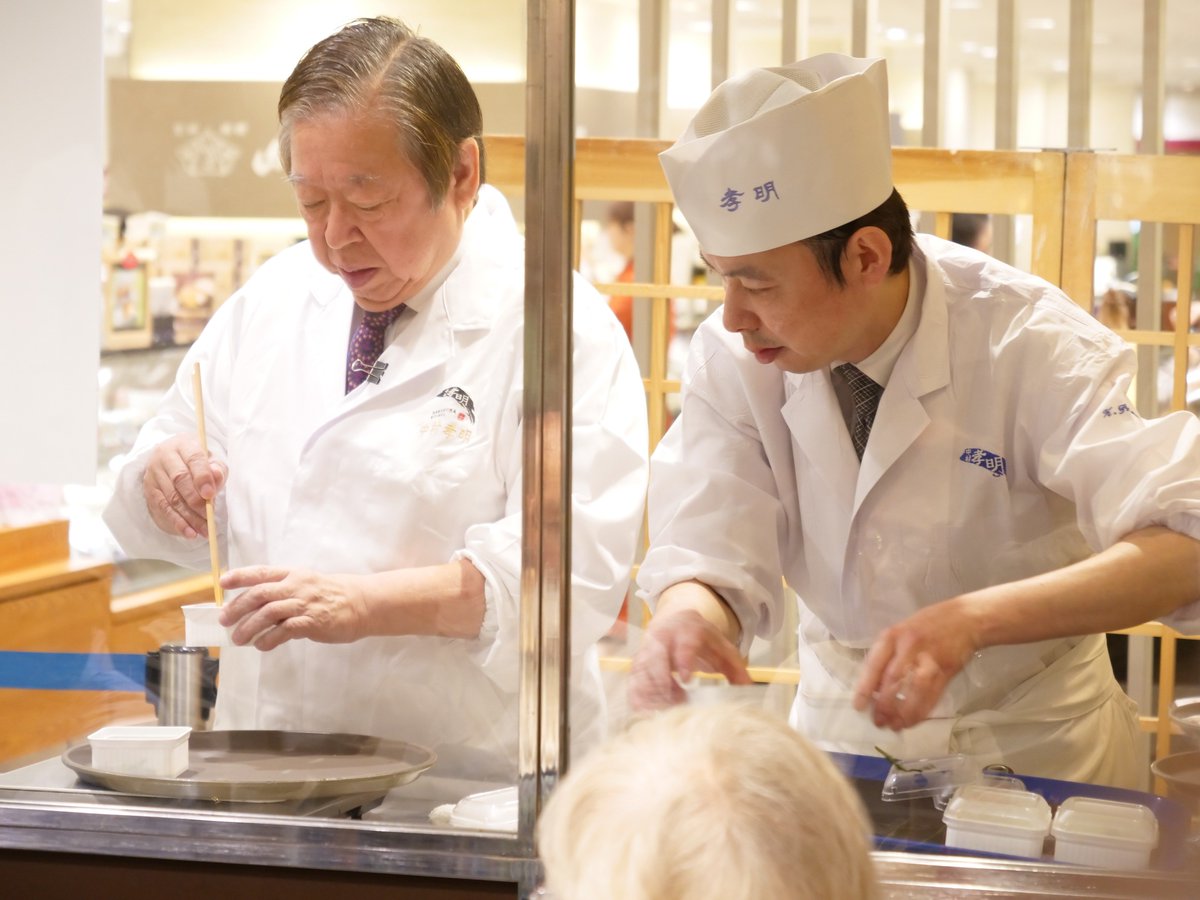 松坂屋名古屋店 和のスペシャリスト 中村孝明氏来店 だし巻き玉子 水菜のおひたし の美味しい作り方を伝授 皆様真剣な眼差しで作り方の説明を受けていました 本日11日と明日12日各日13時 15時 とごちパラ 中村孝明 隣特設会場にて行います