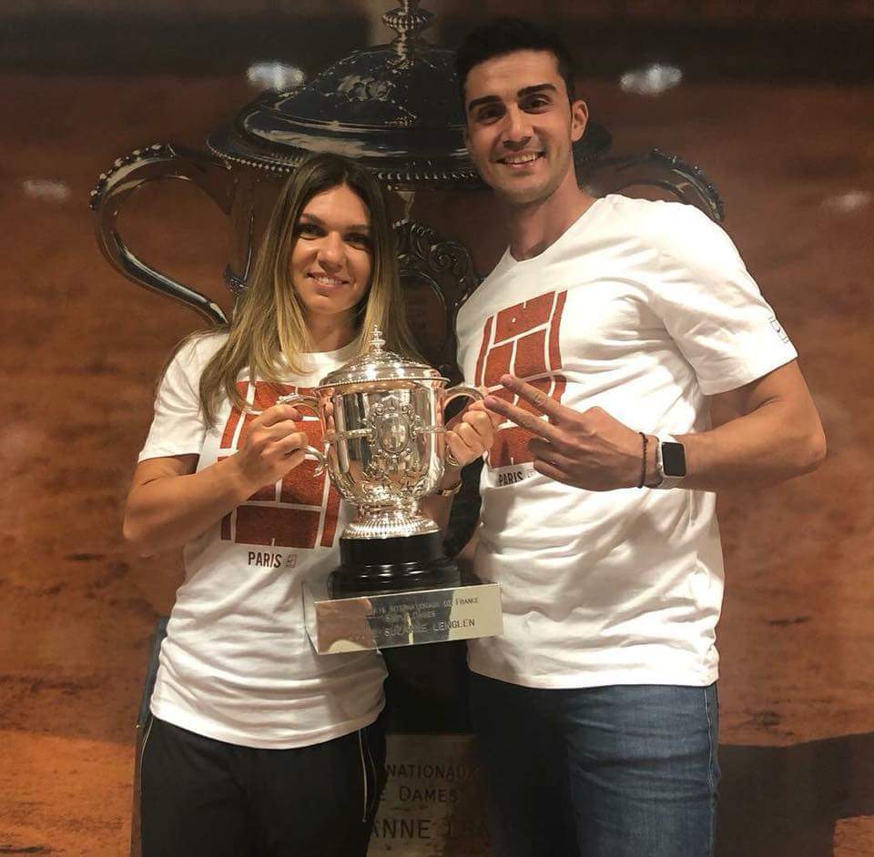 Los_Halepenos's tweet photo. “ROLAND-GARROS 2018 ! 
WINNER !! 👏👏👏 @Simona_Halep

#firstslam 🏆
#nr1 🥇
#hardworkpayoff 🙏🏻
#frenchopen 🎾”

📷 via: #AndreiCristofor - Instagram https://t.co/kDAQyoJmRL