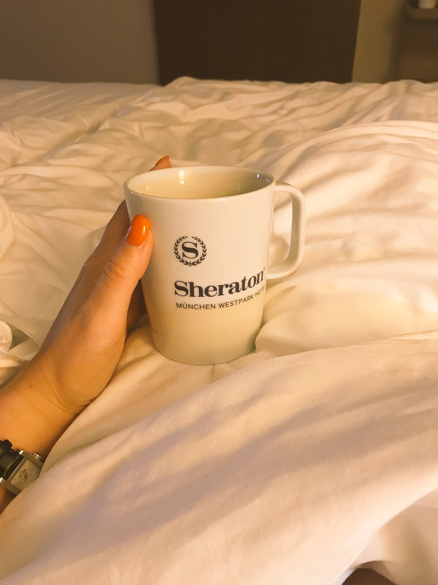 meljthom's tweet photo. Hotel living, time to liven up and get down for the buffet breakfast! #worktrip #hankymarvin #hugebed https://t.co/8e0yFPaPFQ