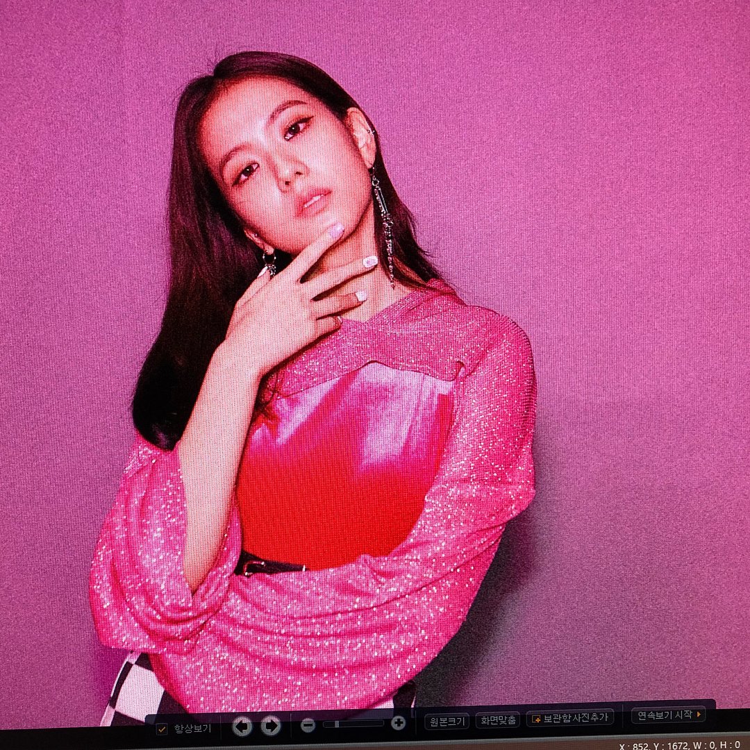 roxxiepcy's tweet photo. #블랙핑크 #BLACKPINK #JISOO #지수 #자켓사진셀렉중 #무보정컷 #음악이좋은건이유가없다
#Selecting_EP_Cover #No_Photoshop #There_Is_No_Explanation_For_Great_Music #One_Year_of_Preparation #YG_4th_Batter #YG https://t.co/dMhjVVAxJg