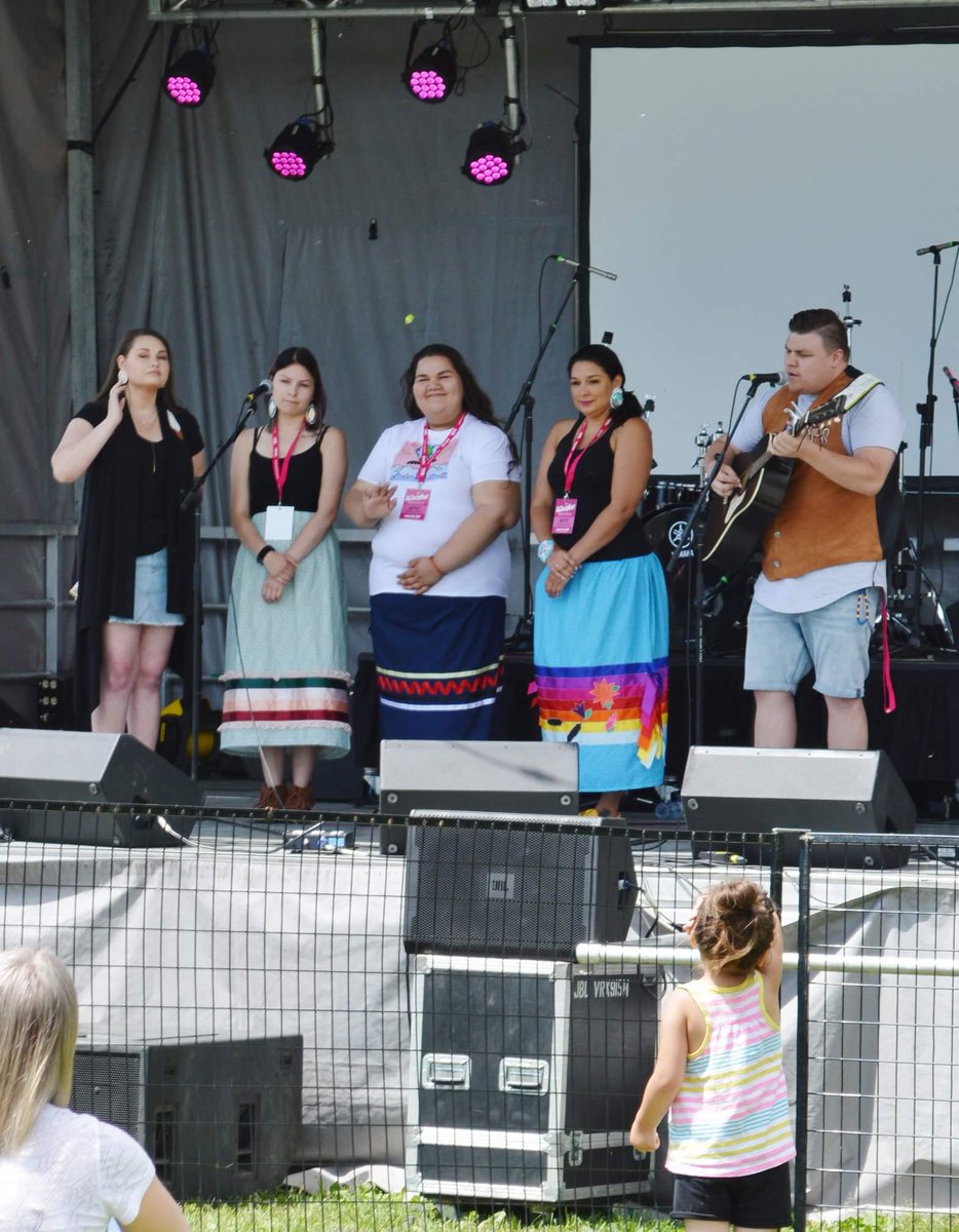 niishzhoowe's tweet photo. @westfestinfo was an amazing opportunity. Miigwetch, Hiy Hiy again for having us share with you. 📸 @shaunootz &amp; @EarthToAndre 
#westfest15
#niishzhoowe https://t.co/90mFvxCngs