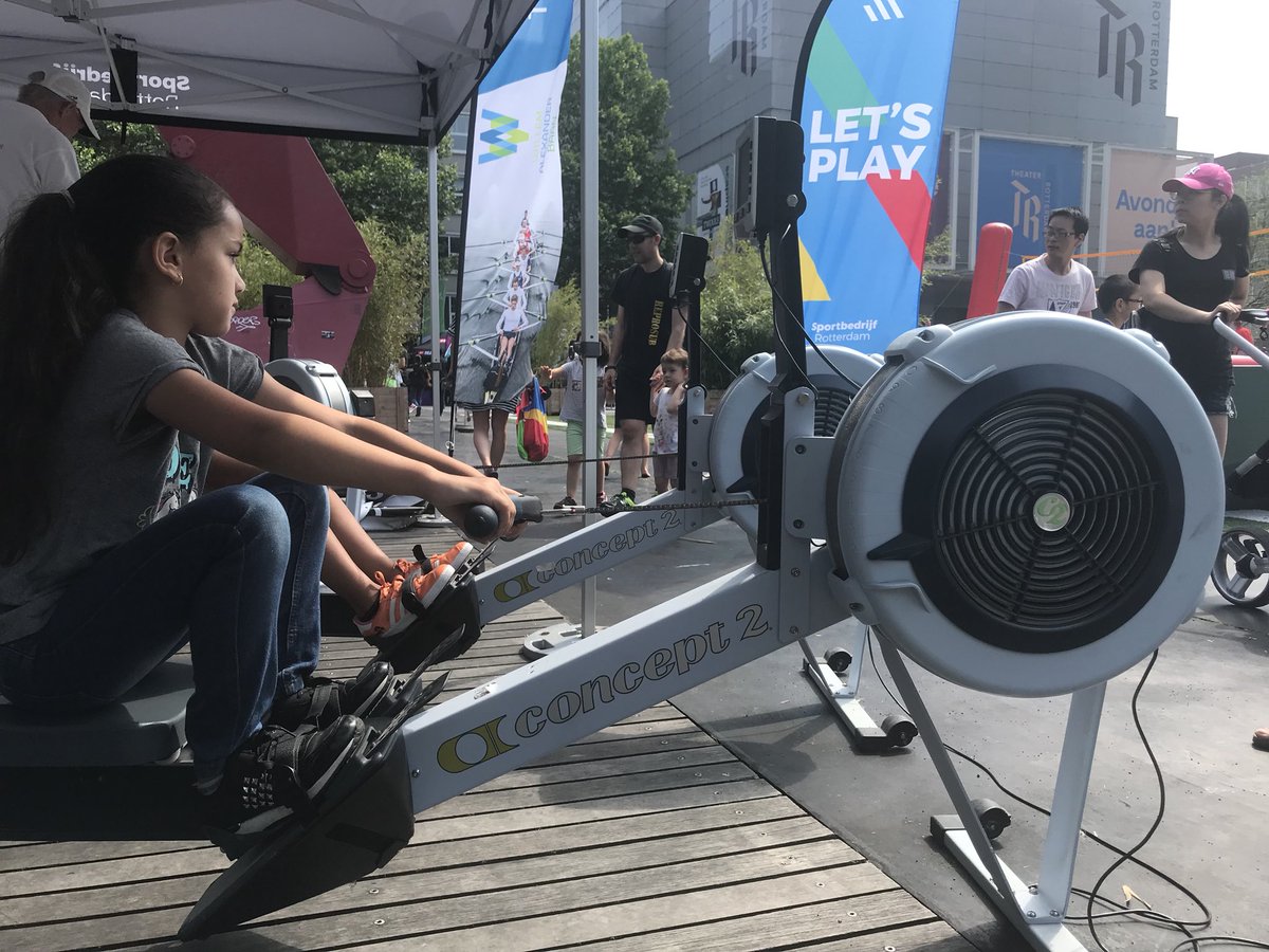 WABTopsport's tweet photo. Vele Rotterdammers maken kennis met verschillende sporten, waaronder roeien, op het #schouwburgplein. Mogelijk gemaakt door #010moves en @RdamTopsport @RdSportsupport https://t.co/WBtTJR3OaH