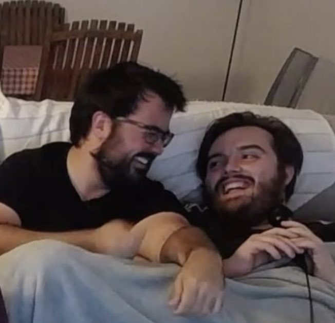 Os deseo los buenos días con la imagen más pura de amor que vais a ver en vuestra vida. 

Si te miran así, está enamorado o enamorada.