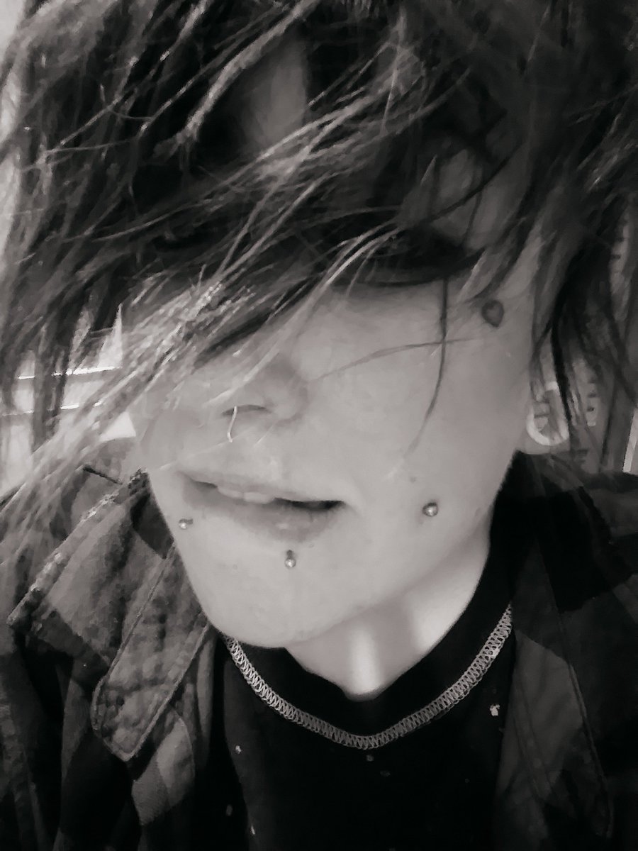 KristenKhronic's tweet photo. Playing with my short hair cause I'm a dweeb. I think I like it. It feels like I'm actually me now. #lesbian #HappyPrideMonth https://t.co/12xTKyRdIg