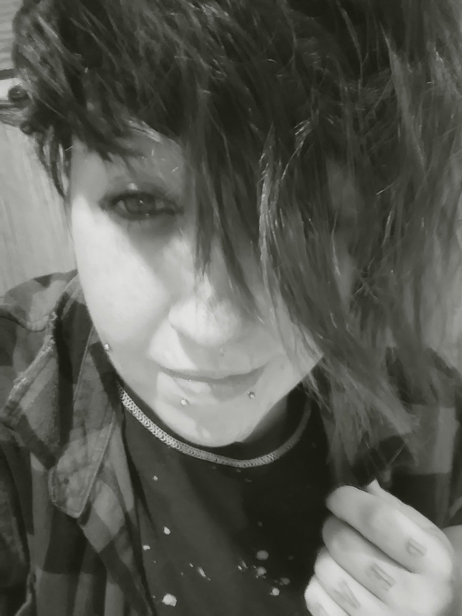 KristenKhronic's tweet photo. Playing with my short hair cause I'm a dweeb. I think I like it. It feels like I'm actually me now. #lesbian #HappyPrideMonth https://t.co/12xTKyRdIg