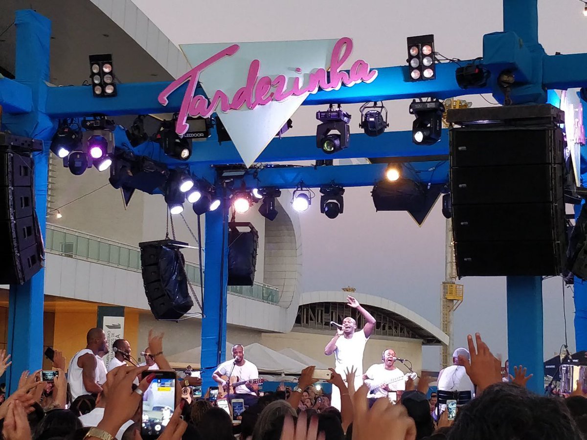 RafaArruda09's tweet image. #Tardezinha2018 #Thiaguinho #Músicas #PagodeRomântico #Pôrdosol #Amor #PresenteSurpresa #CleytonRafaelaForever @cleyt0n😍😍💖💝💑💏😘👸😘😎#Ameiopresente #Convitedoshowsurpresameuamor💖💝#ShowInesquecívelMaravilhosoPerfeito😍😍❤️💗😊😉😎🎤✨✨🌅🌅