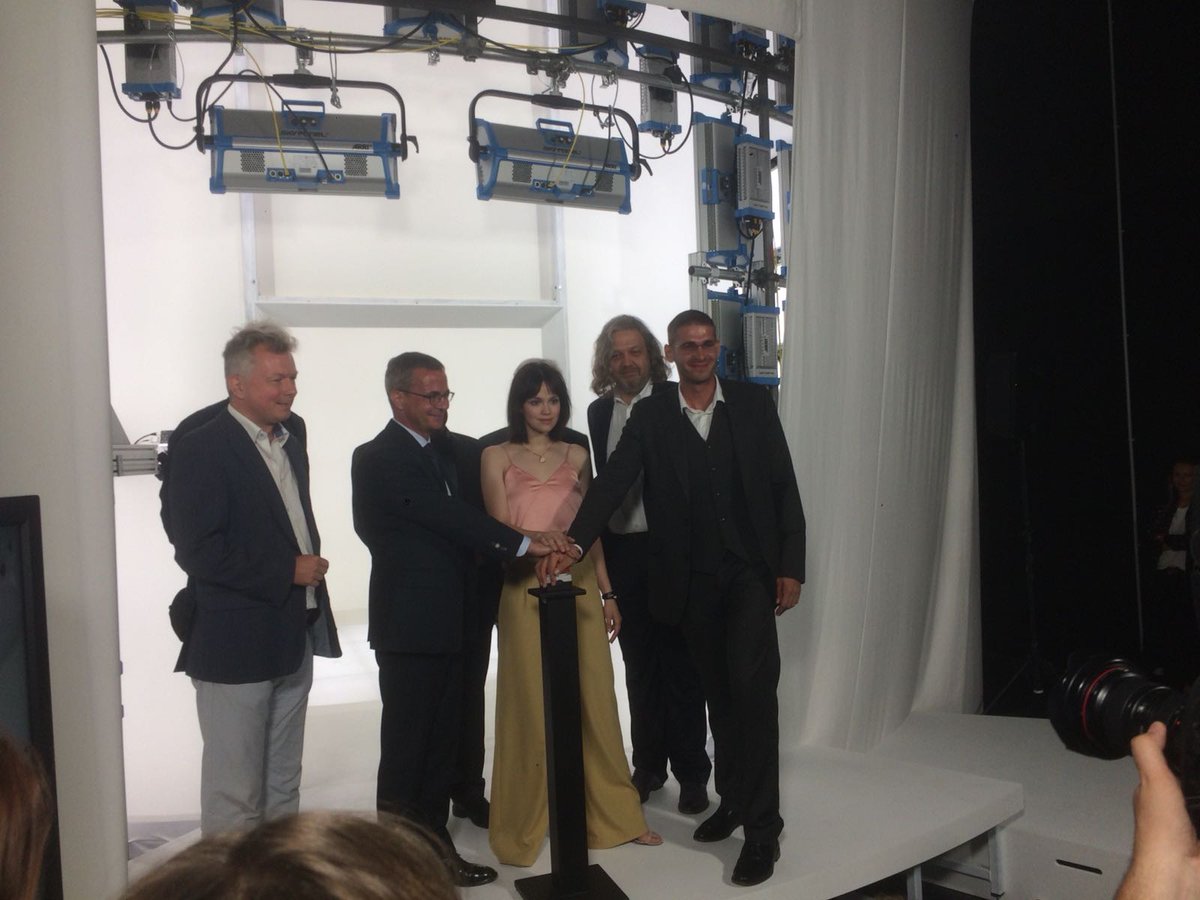 medianetbb's tweet image. Das @Volucap in Babelsberg ist von Wirtschafstminister Gerber, Emilia Schüle und allen Akteuren heute offiziell eröffnet worden! Die Zukunft liegt im begehbaren Film.