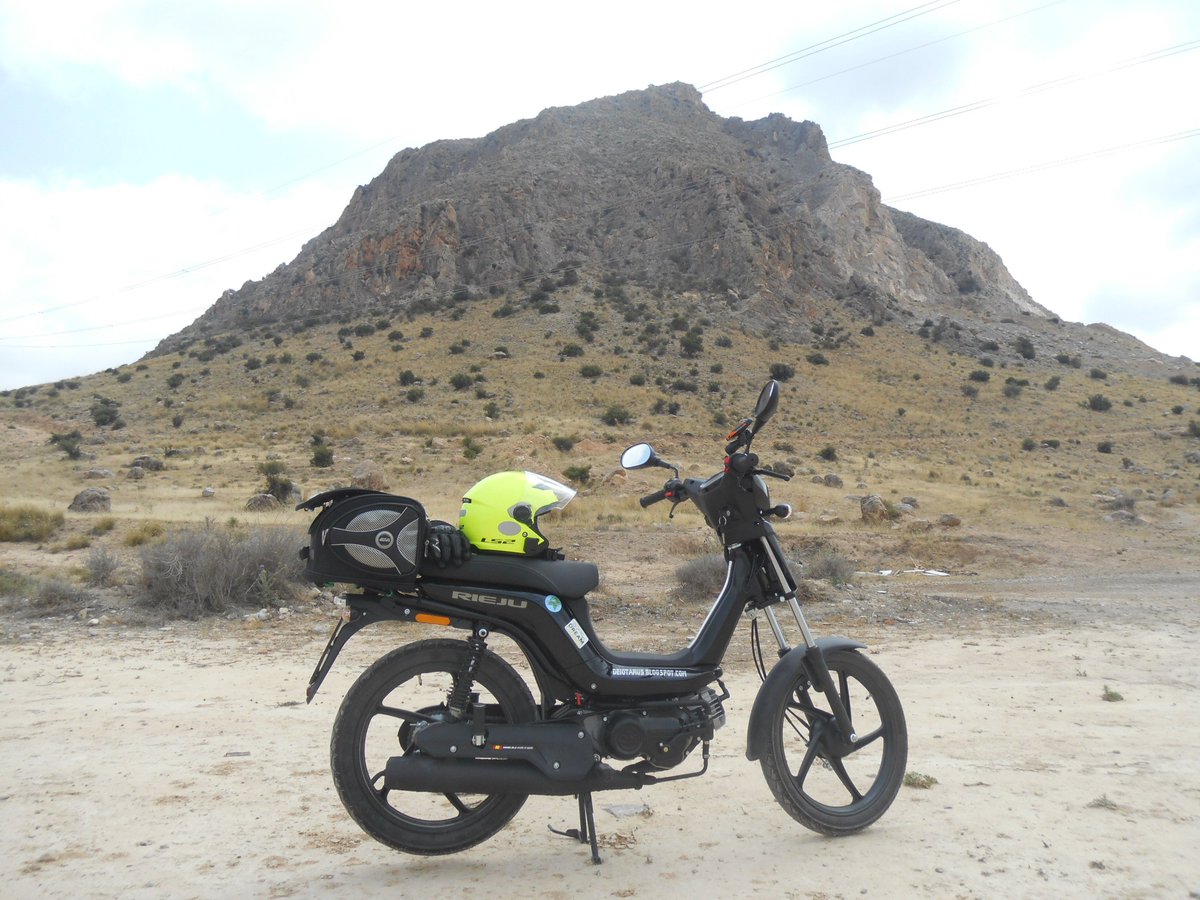 Deiotarus's tweet photo. "Sucedió en la Fuente Caliente..."
#rieju
#deiotarus
#byebike
#moterotardío https://t.co/gf4FAWyPfa