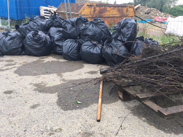 CRTWalesandSW's tweet photo. A huge thank you to Gloucester Canoe Club for their litter pick on the 28th May along the G &amp; S for #GoCanoeingWeek. 20 bags were collected! A big thank you to Andy and the 1st Berkeley Scout group for the loan of their canoes too! #plasticpollution #GloucesterCanoeClub https://t.co/FbT1Am4pAM