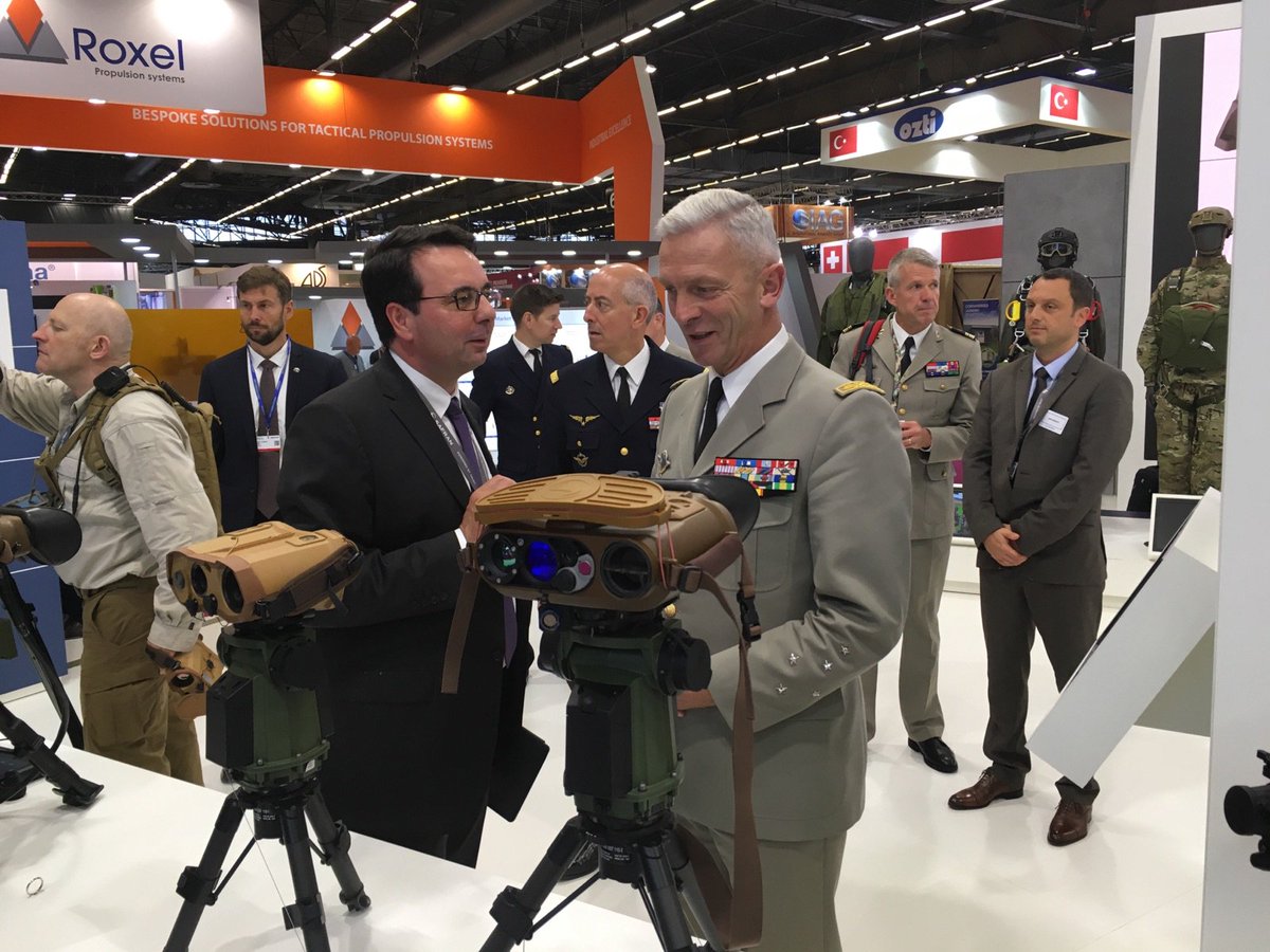 SafranElecDef's tweet photo. Le Général d’armée François Lecointre, chef d’état-major des armées (CEMA) et @MartinSion sur le stand @Safran à #Eurosatory2018. Présentation de nos solutions #Patroller #Geonyx #JIM Compact & #STERNA #NeoFelis #PASEO #eRider ... https://t.co/mwCPlQvke7
