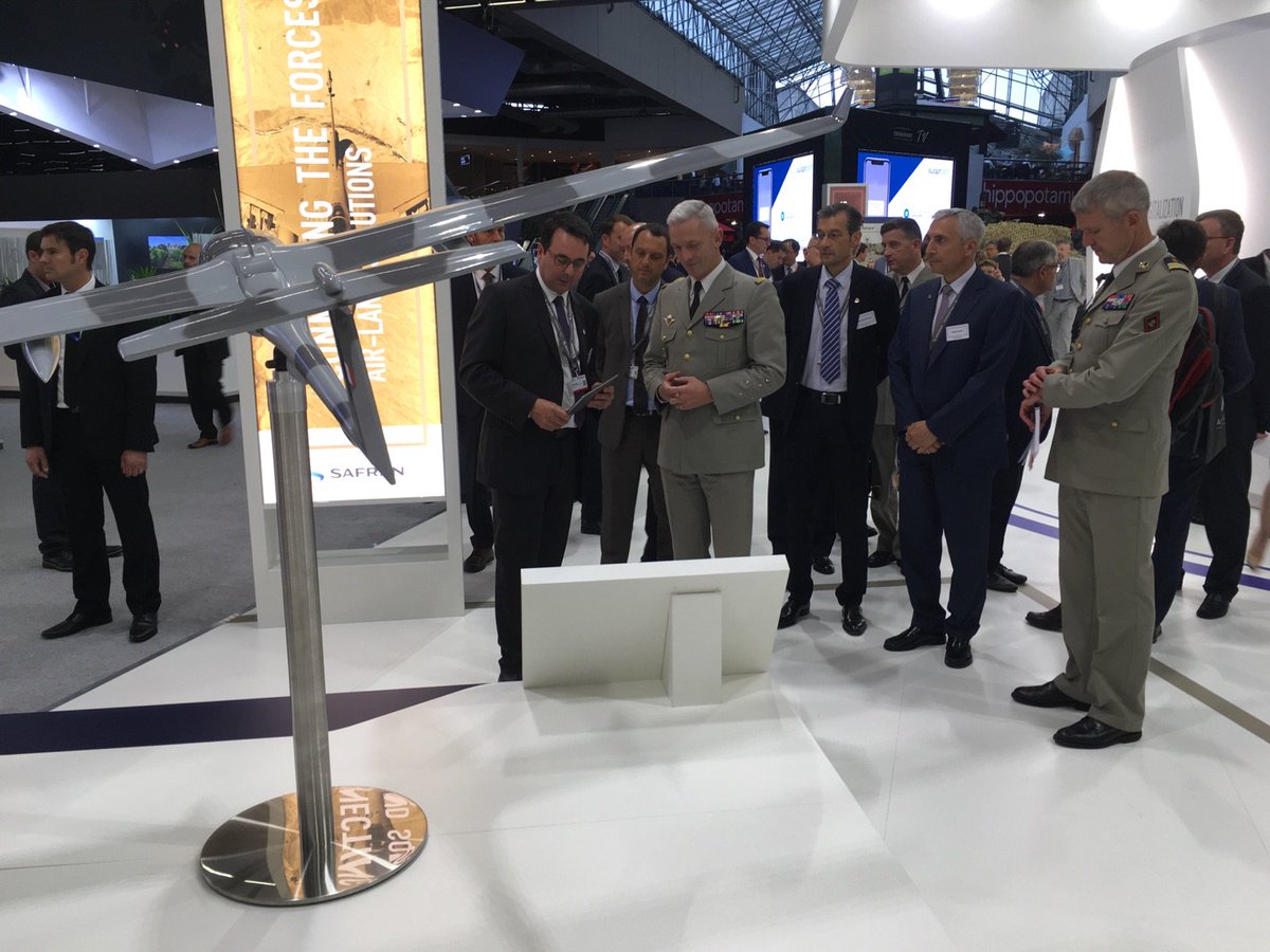 SafranElecDef's tweet photo. Le Général d’armée François Lecointre, chef d’état-major des armées (CEMA) et @MartinSion sur le stand @Safran à #Eurosatory2018. Présentation de nos solutions #Patroller #Geonyx #JIM Compact & #STERNA #NeoFelis #PASEO #eRider ... https://t.co/mwCPlQvke7