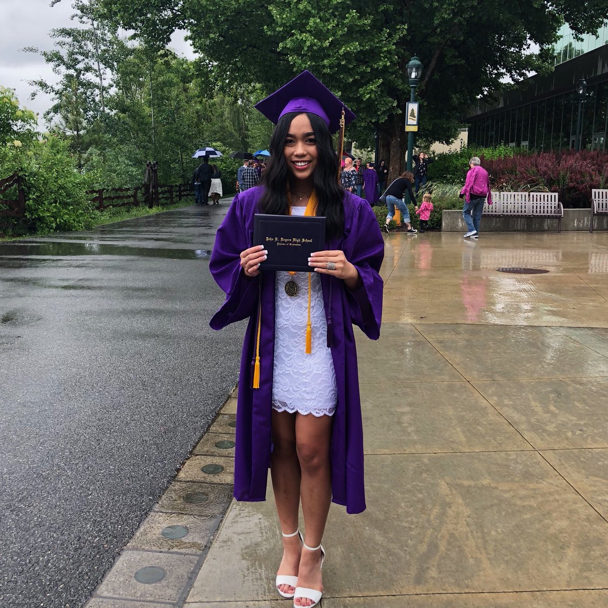 HannaCook_'s tweet photo. I graduated y'all https://t.co/LaXzz3s7Vs